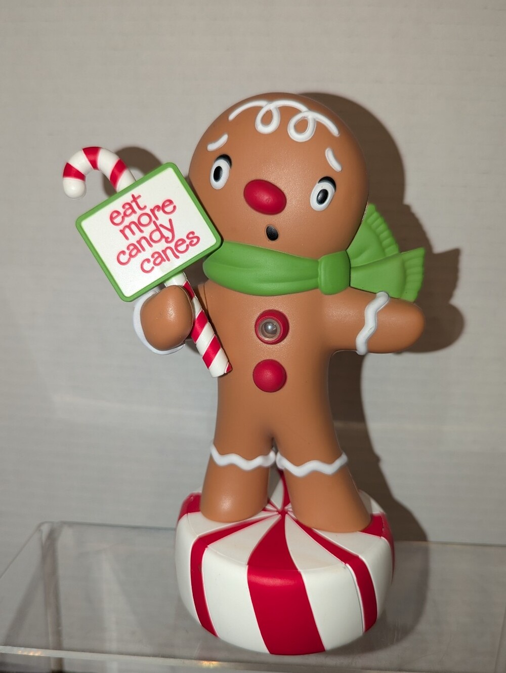 Hallmark 2011 Wisecrackin Gingerbread Boy Motion Activated Talking Decor